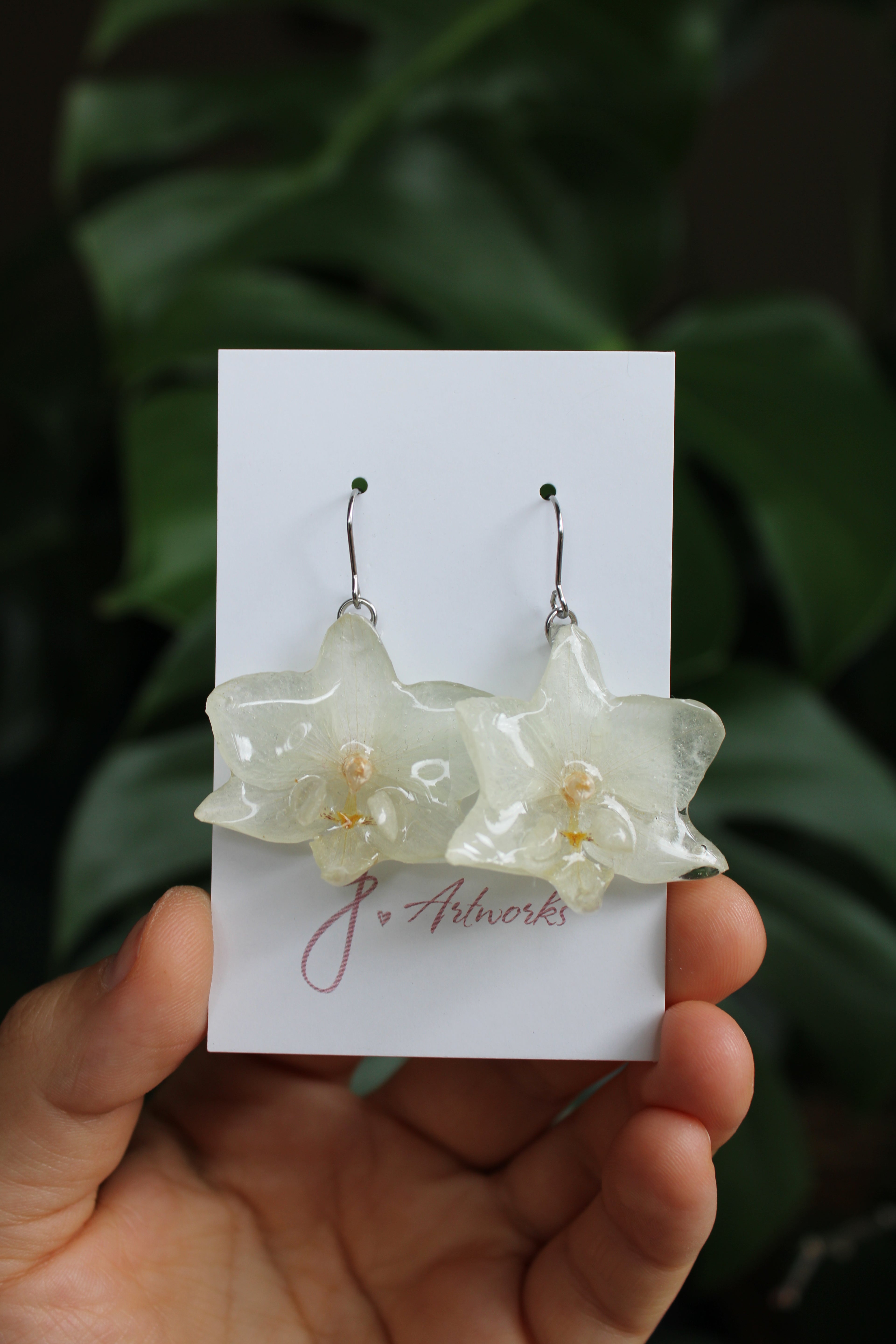 Echte Orchideenblüten Ohrringe weiß gelb mit goldfarbenen oder silberfarbenen Anhängern