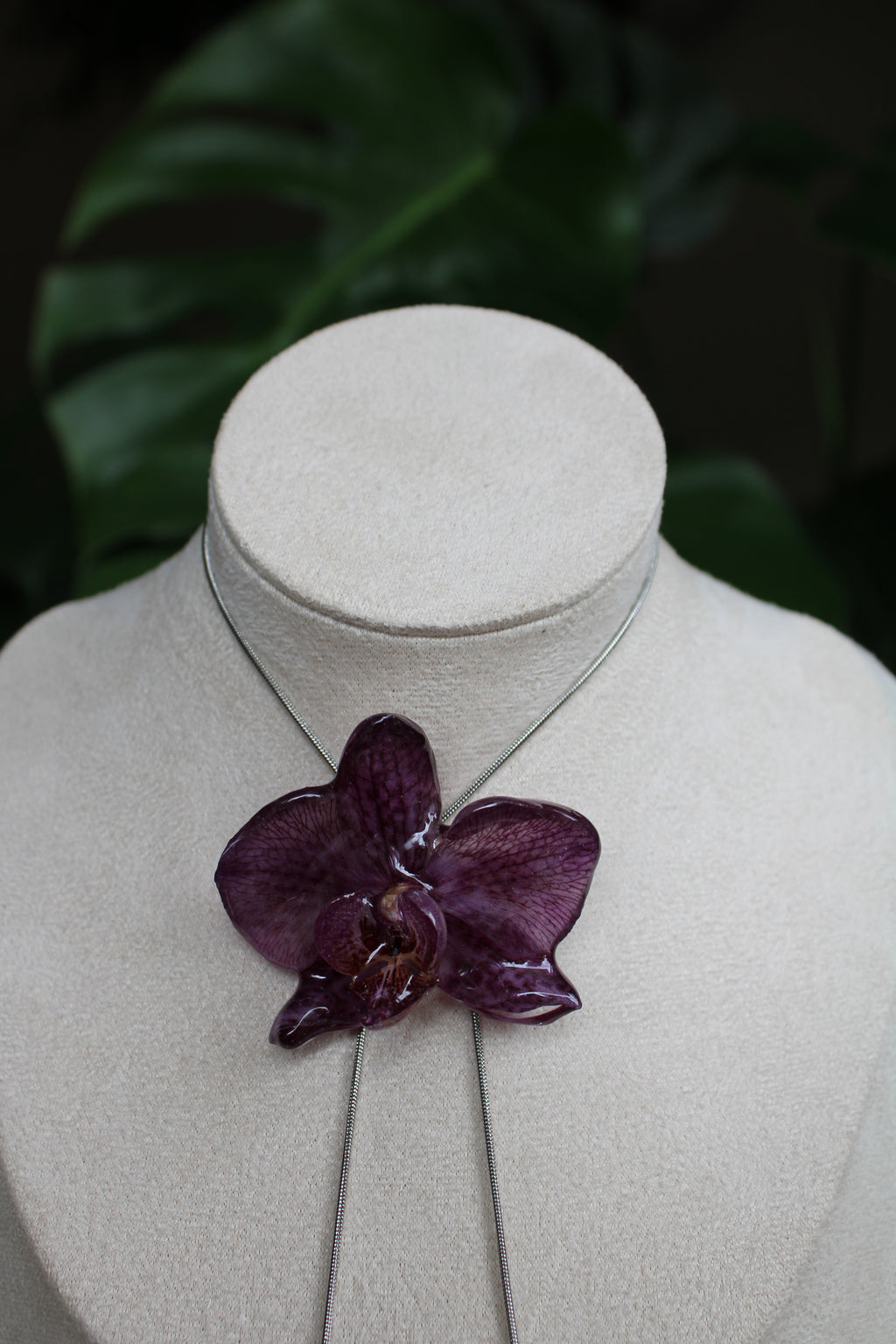 Halskette echte Orchideenblüte lilafarben handgemacht, größenverstellbar mit Schieberegler