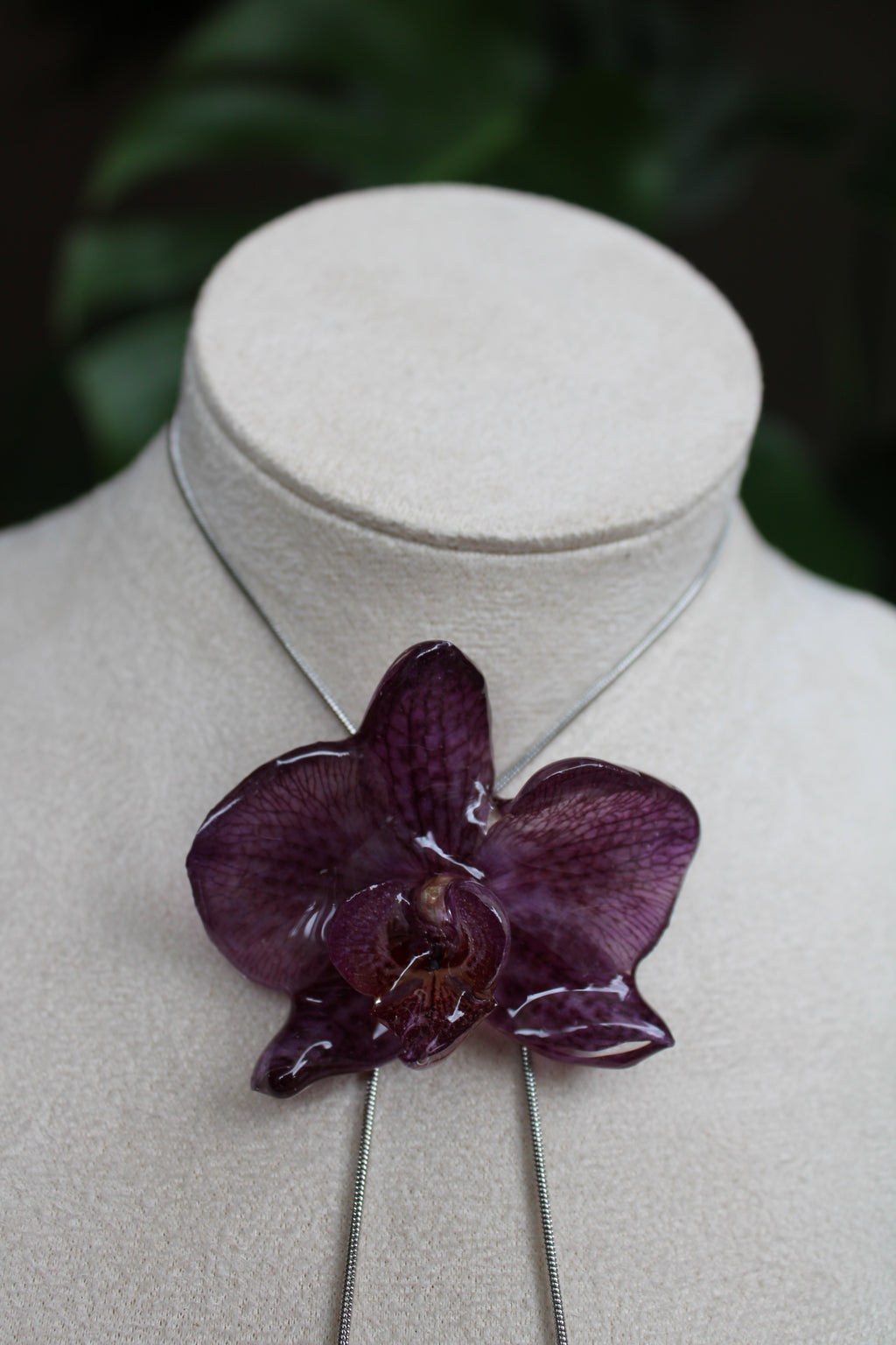 Halskette echte Orchideenblüte lilafarben handgemacht, größenverstellbar mit Schieberegler