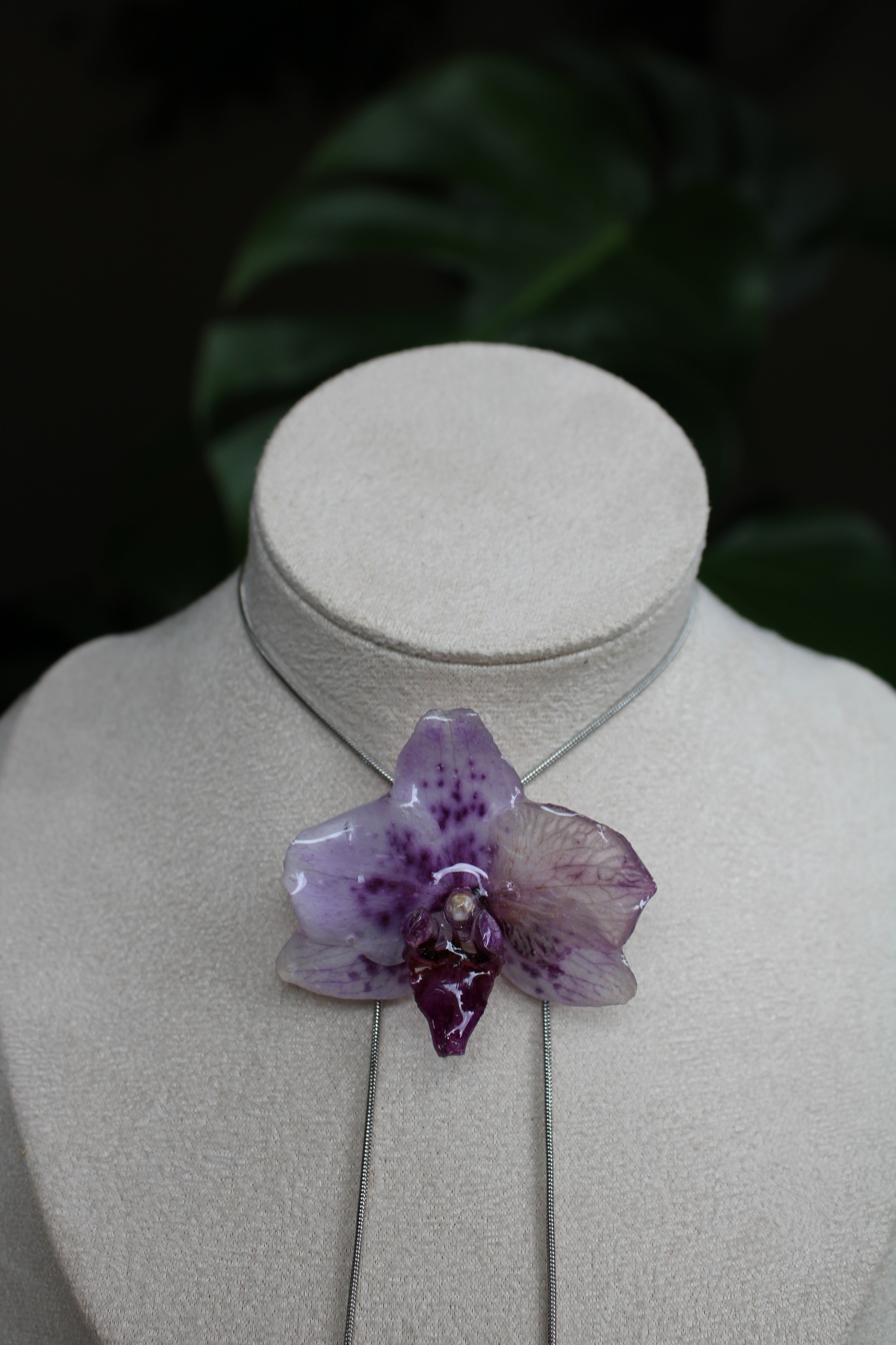 Halskette echte Orchideenblüte lilafarben handgemacht, größenverstellbar mit Schieberegler