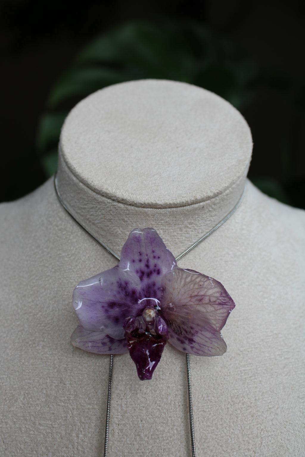 Halskette echte Orchideenblüte lilafarben handgemacht, größenverstellbar mit Schieberegler