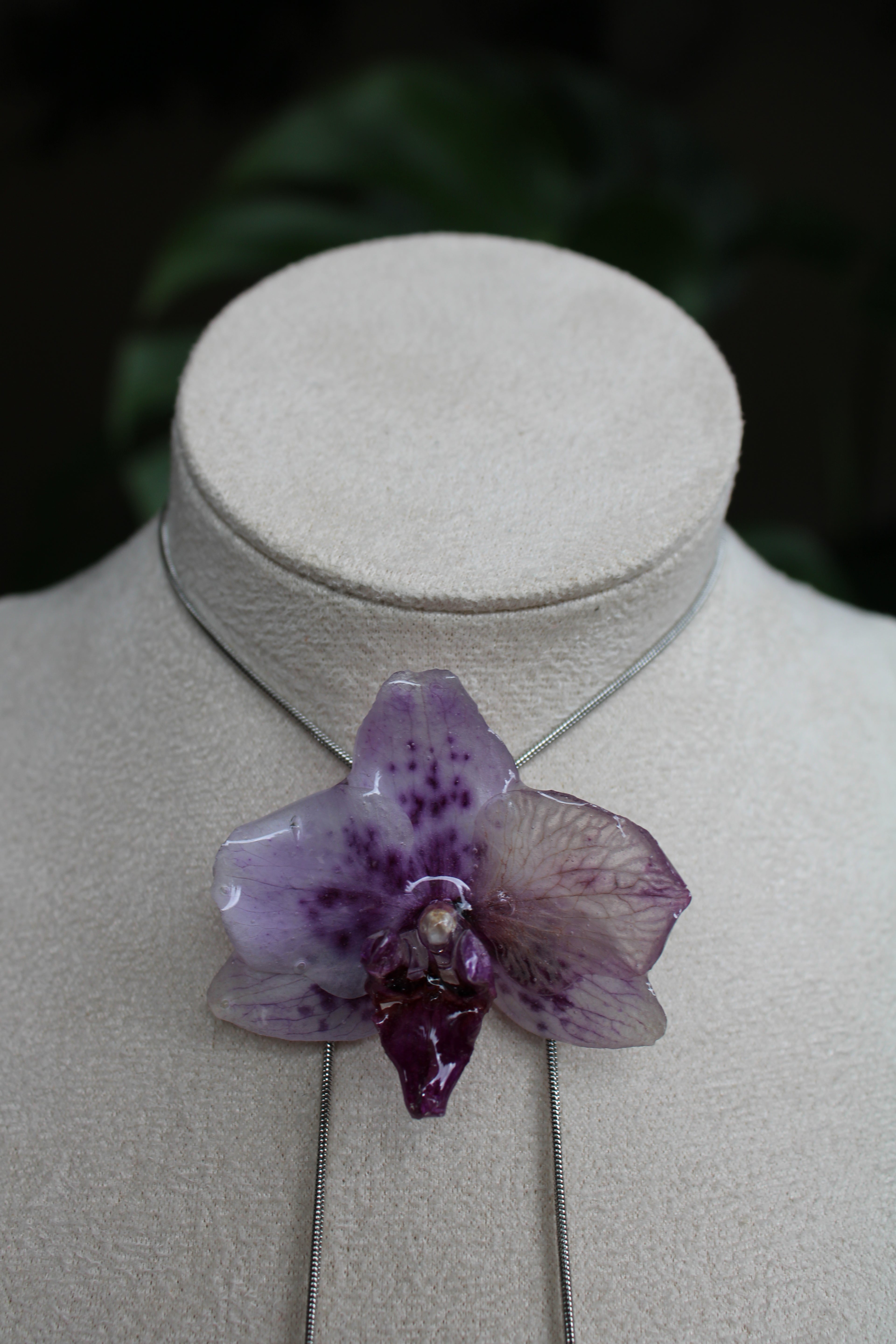 Halskette echte Orchideenblüte lilafarben handgemacht, größenverstellbar mit Schieberegler