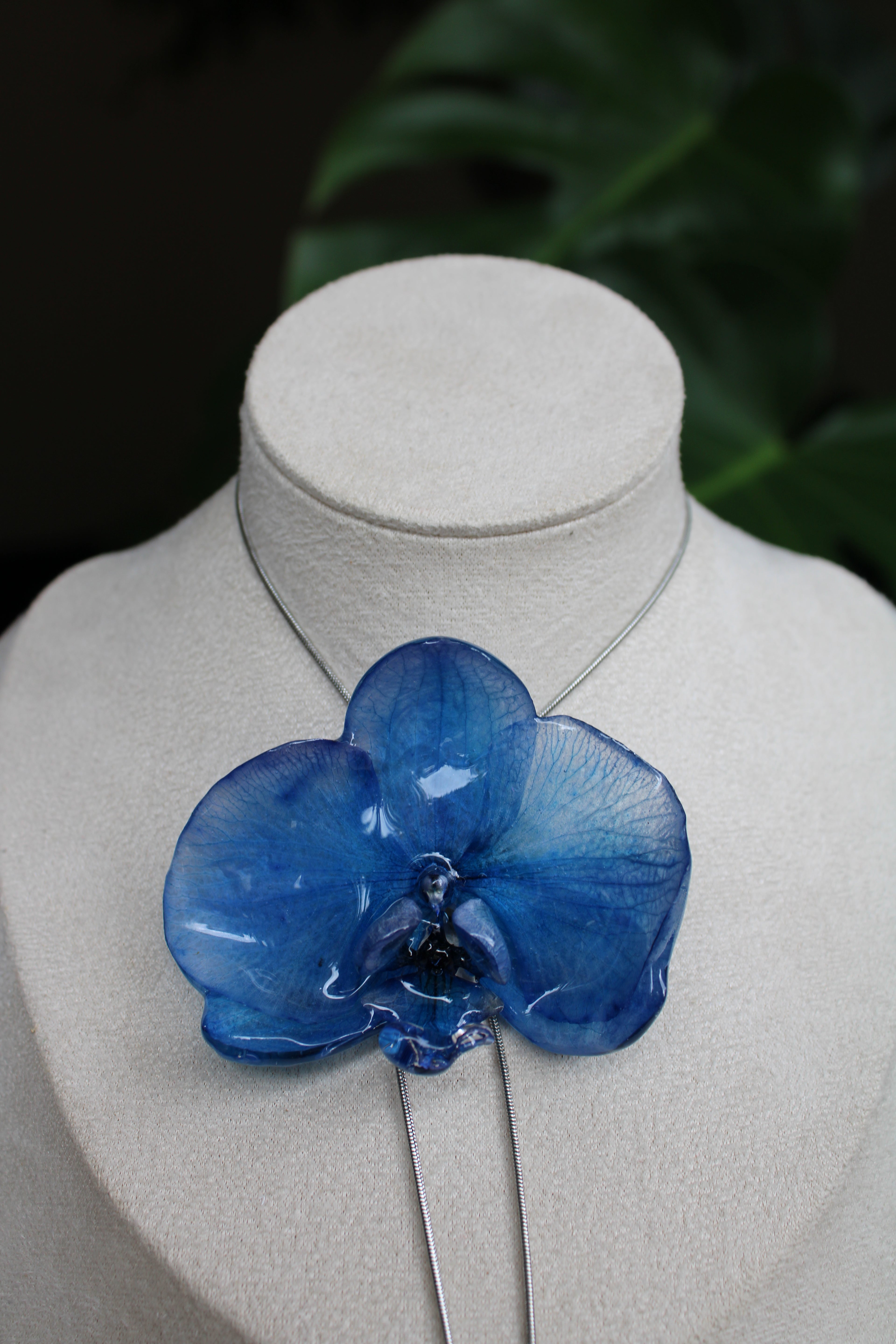 Halskette echte Orchideenblüte blau handgemacht, größenverstellbar mit Schieberegler