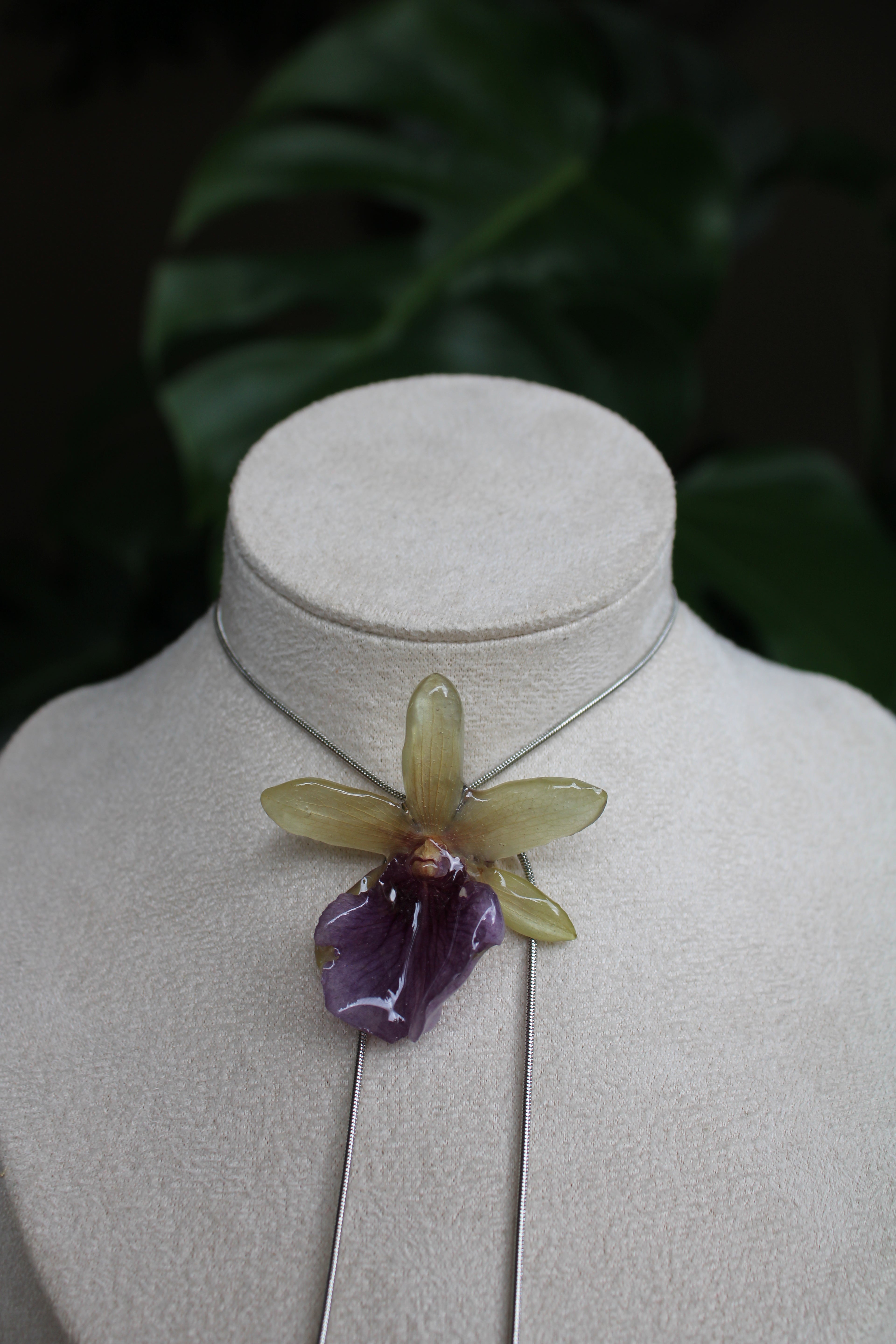 Halskette echte Orchideenblüte lilafarben gelb handgemacht, größenverstellbar mit Schieberegler