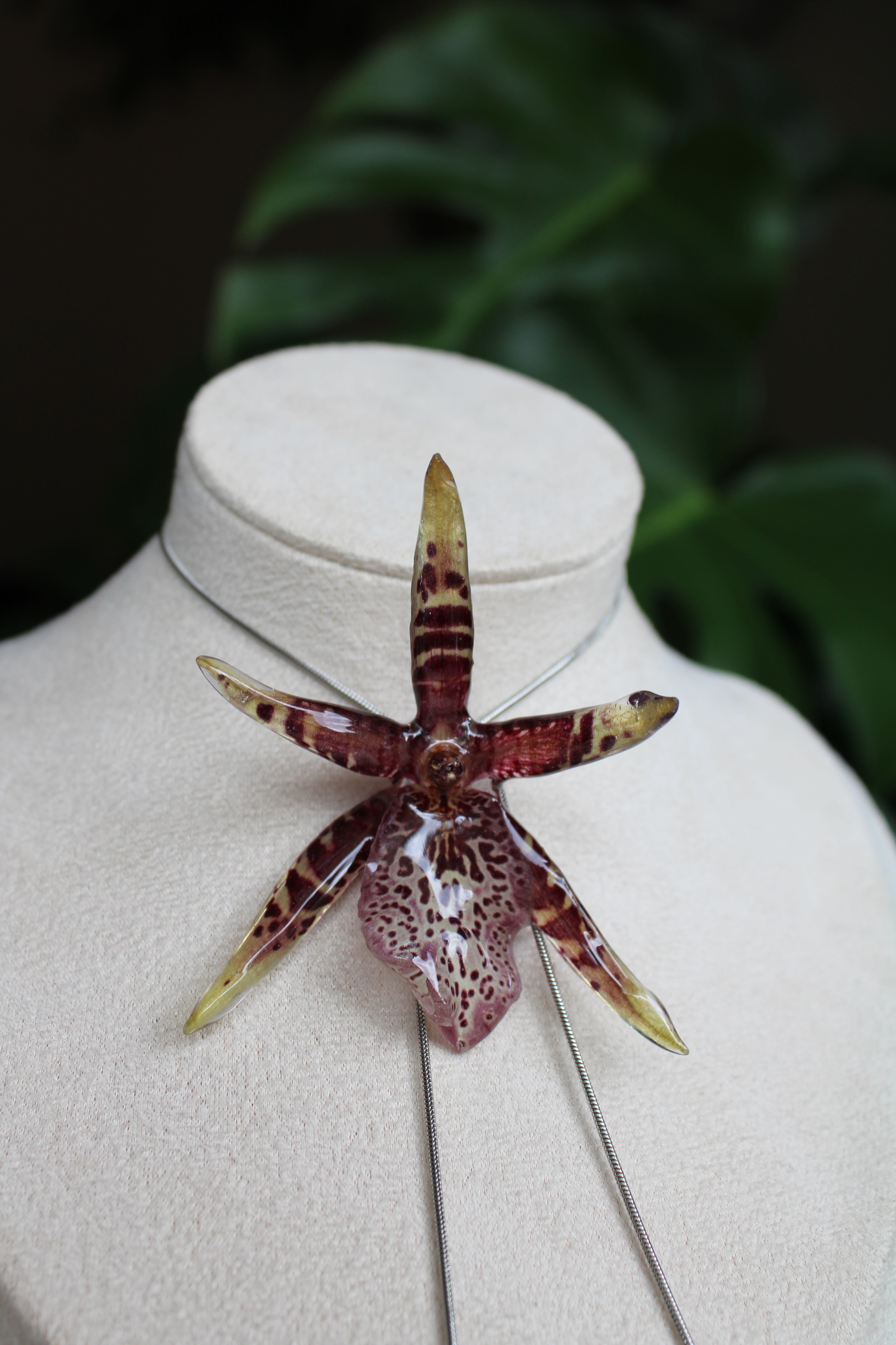 Halskette echte Orchideenblüte gelb, dunkelrot, lila handgemacht, größenverstellbar mit Schieberegler
