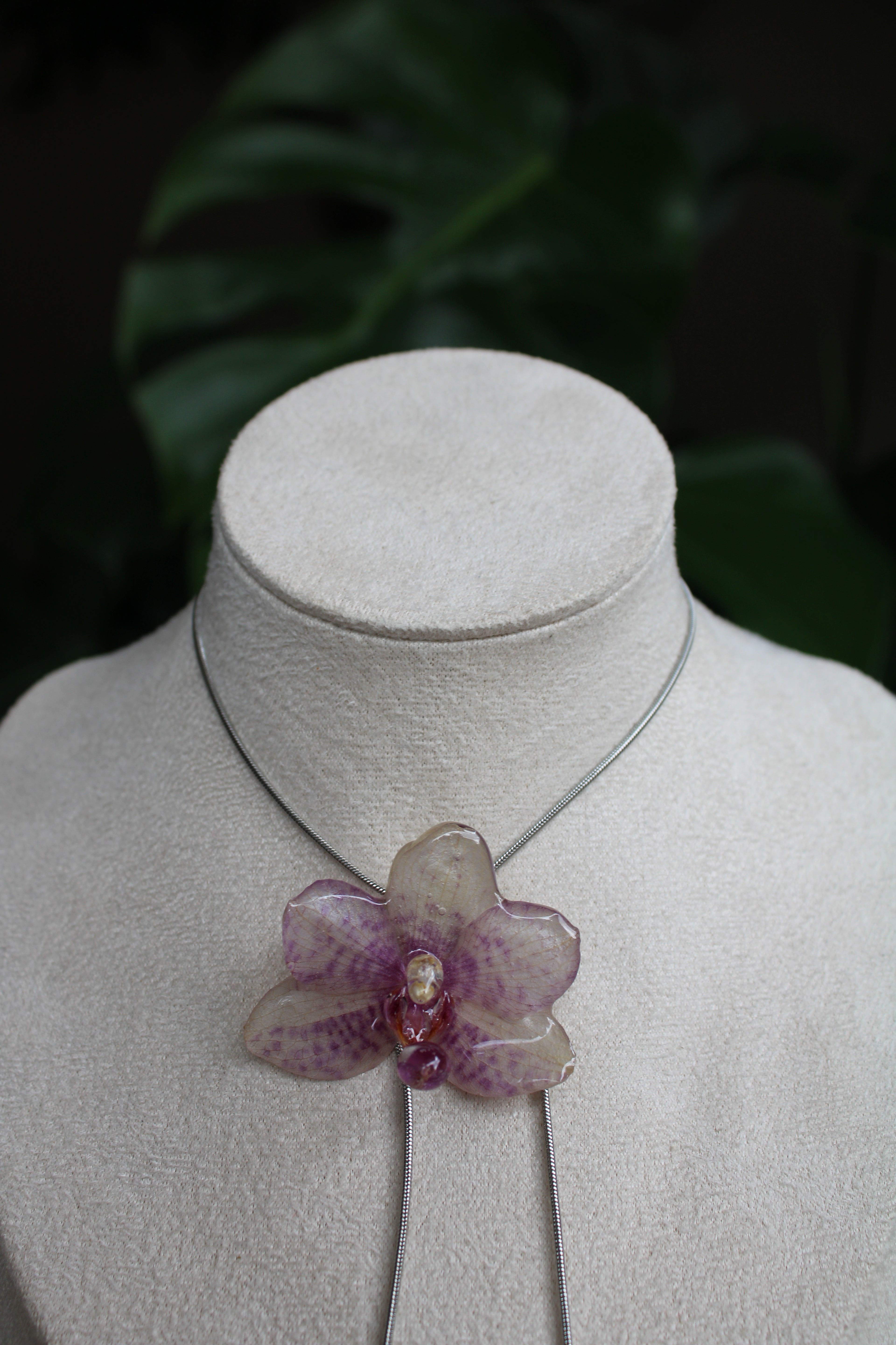 Halskette echte Orchideenblüte lila, gelb handgemacht, größenverstellbar mit Schieberegler