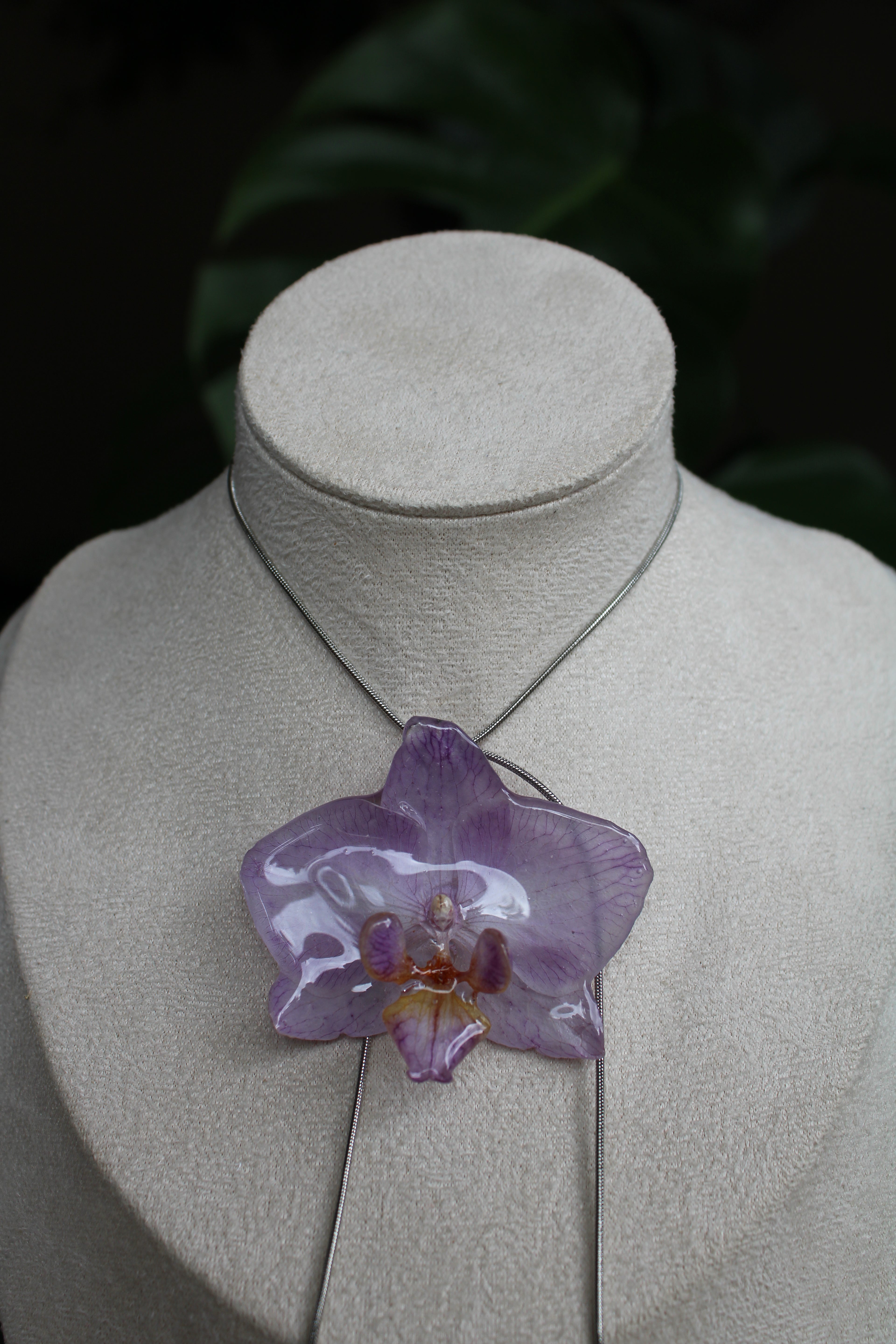 Halskette echte Orchideenblüte lila gelb handgemacht, größenverstellbar mit Schieberegler