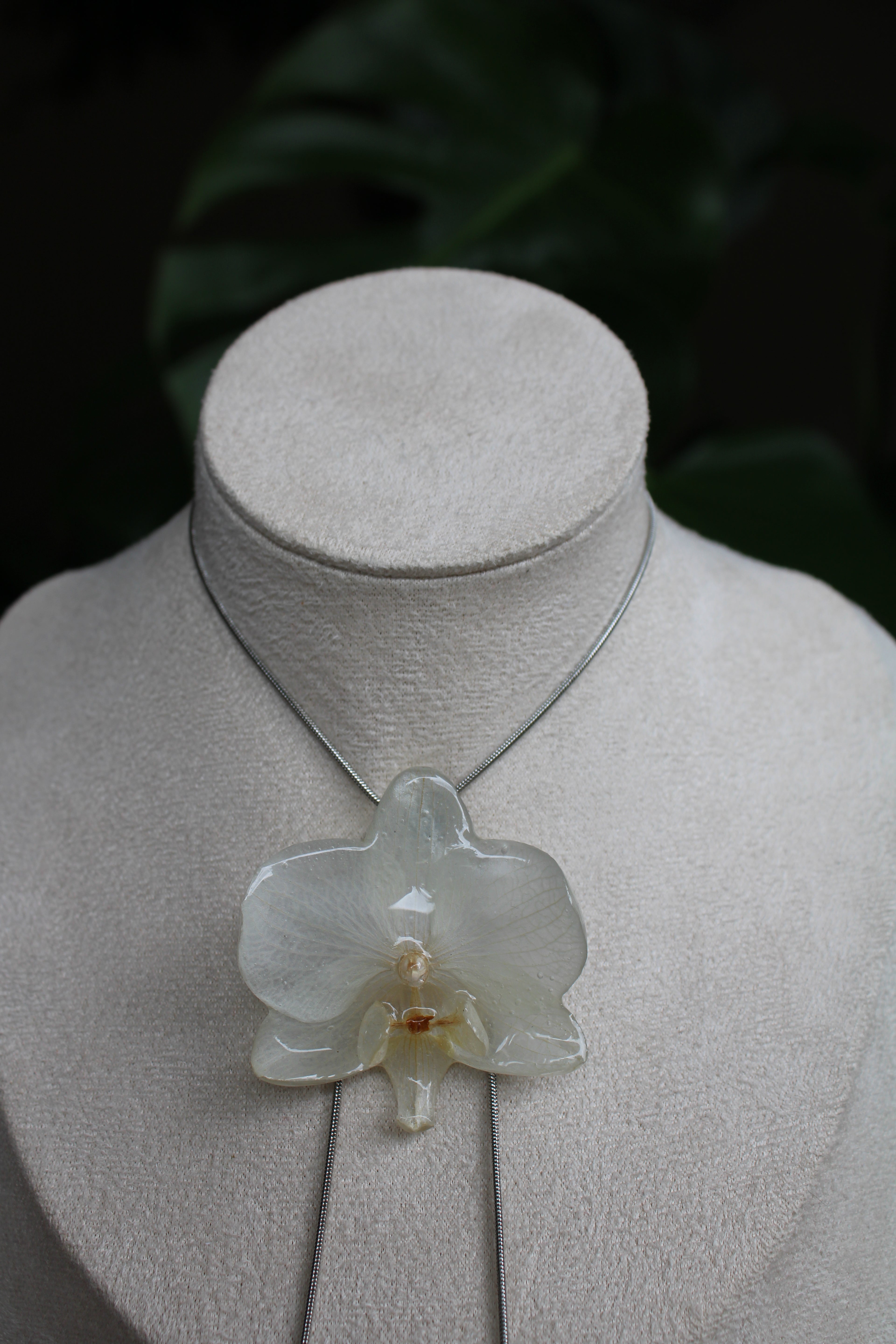 Halskette echte Orchideenblüte weiß gelb handgemacht, größenverstellbar mit Schieberegler