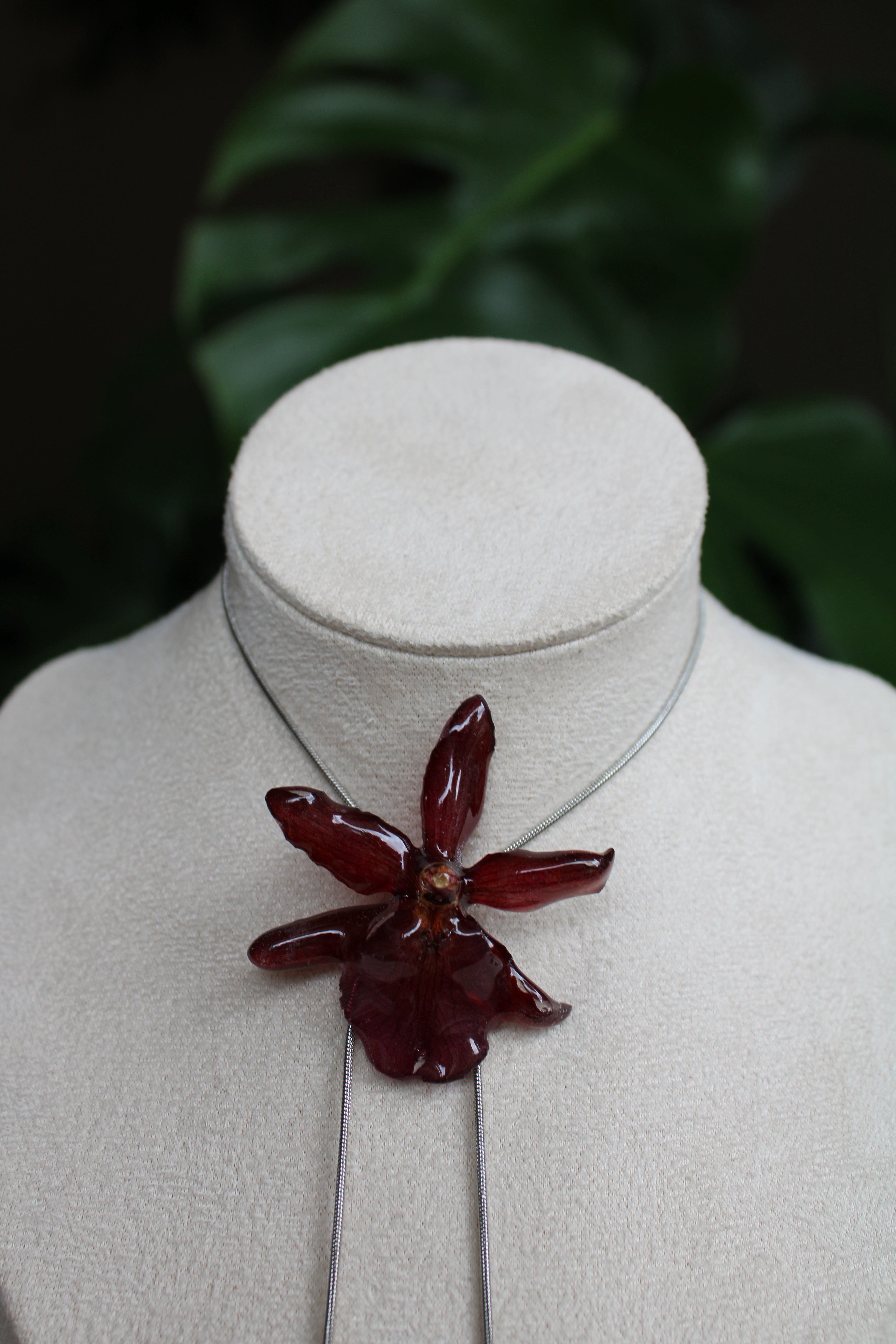 Halskette echte Orchideenblüte dunkelrot handgemacht, größenverstellbar mit Schieberegler