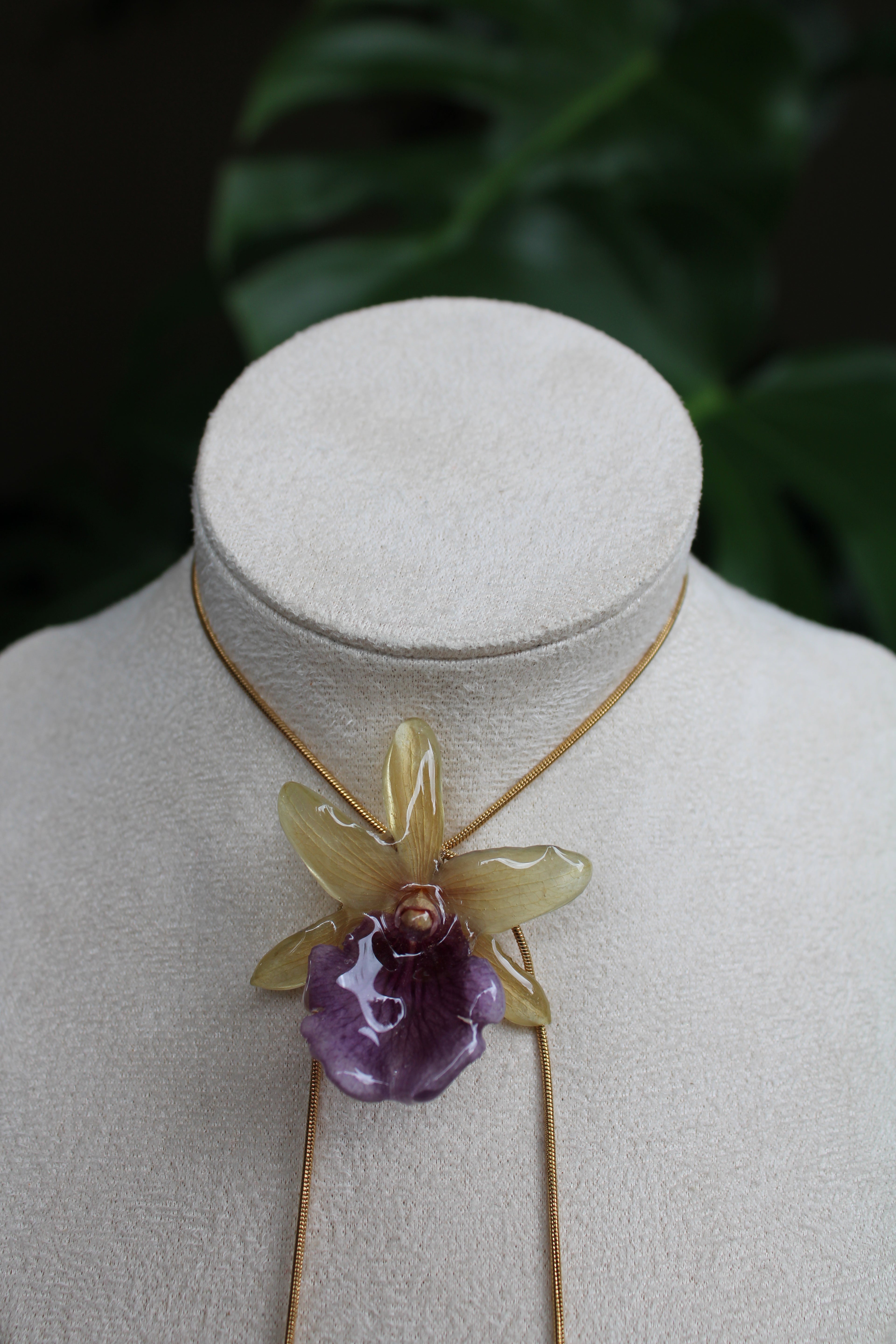 Halskette echte Orchideenblüte lila, gelb handgemacht, größenverstellbar mit Schieberegler