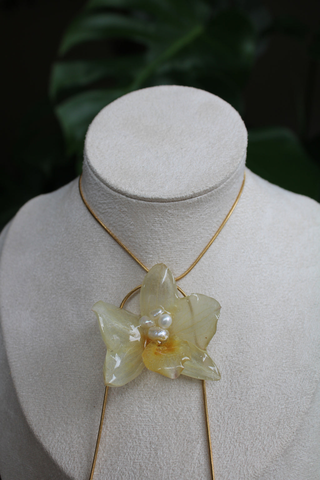 Halskette echte Orchideenblüte gelb handgemacht, größenverstellbar mit Schieberegler