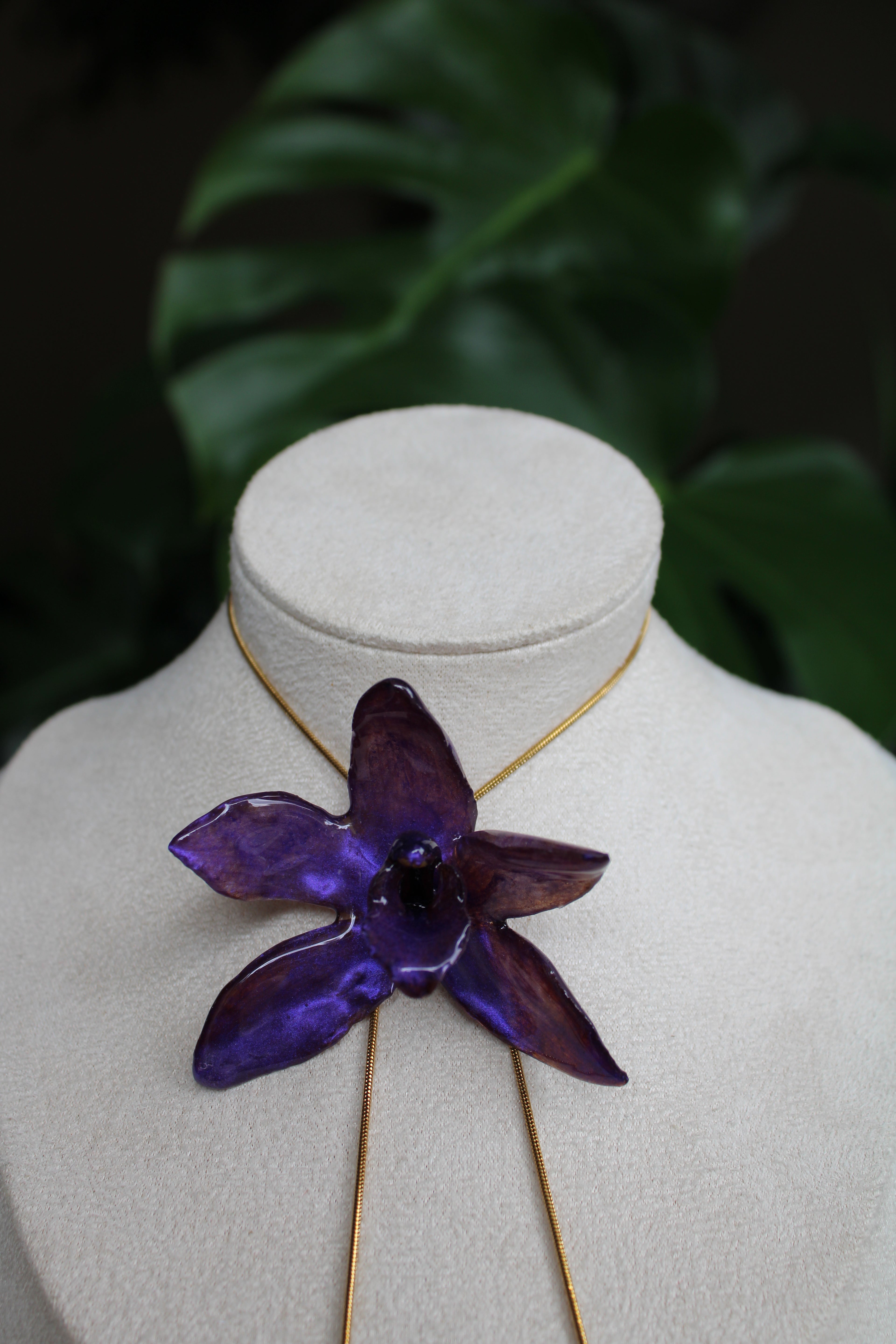 Halskette echte Orchideenblüte lila handgemacht, größenverstellbar mit Schieberegler