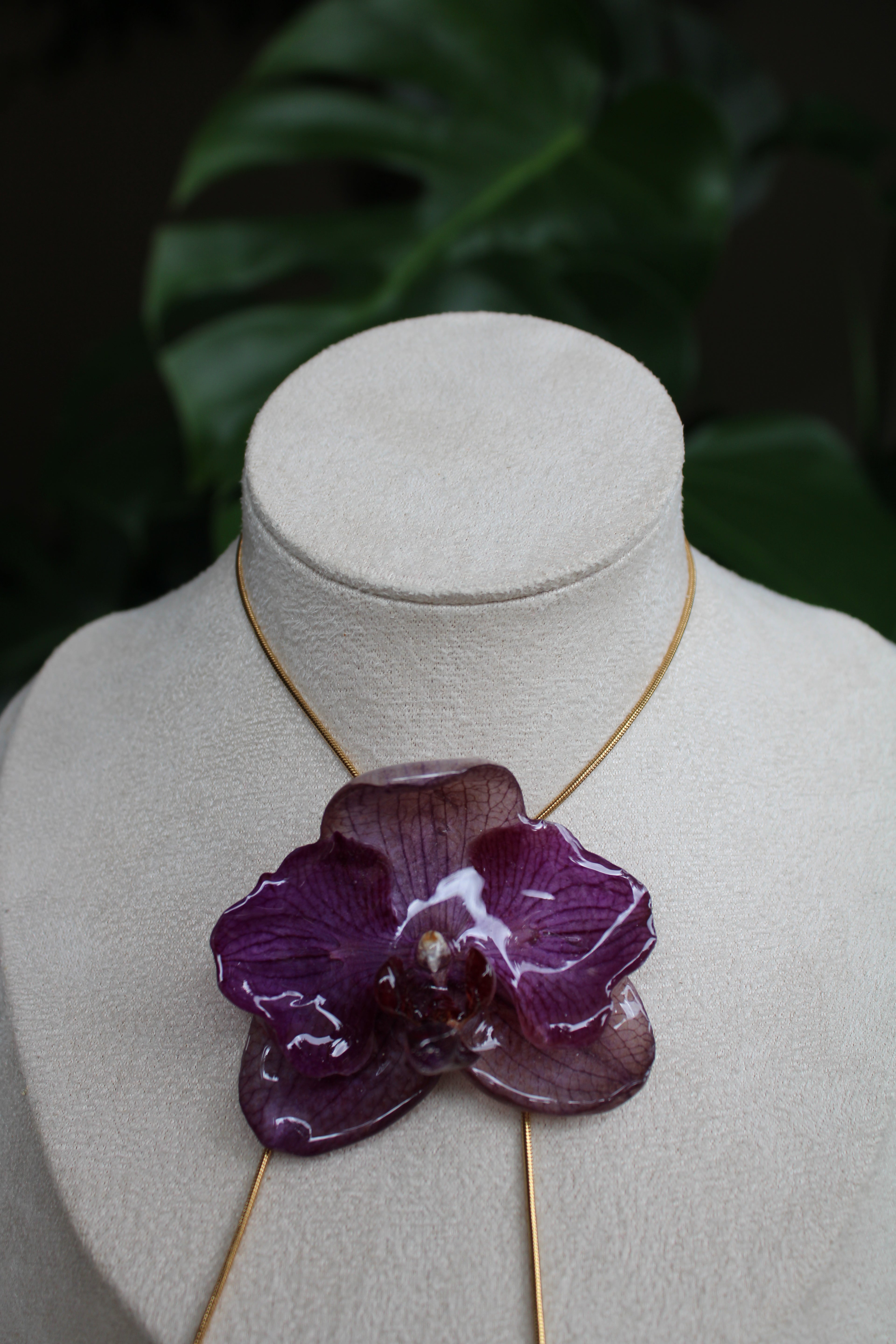 Halskette echte Orchideenblüte lila handgemacht, größenverstellbar mit Schieberegler