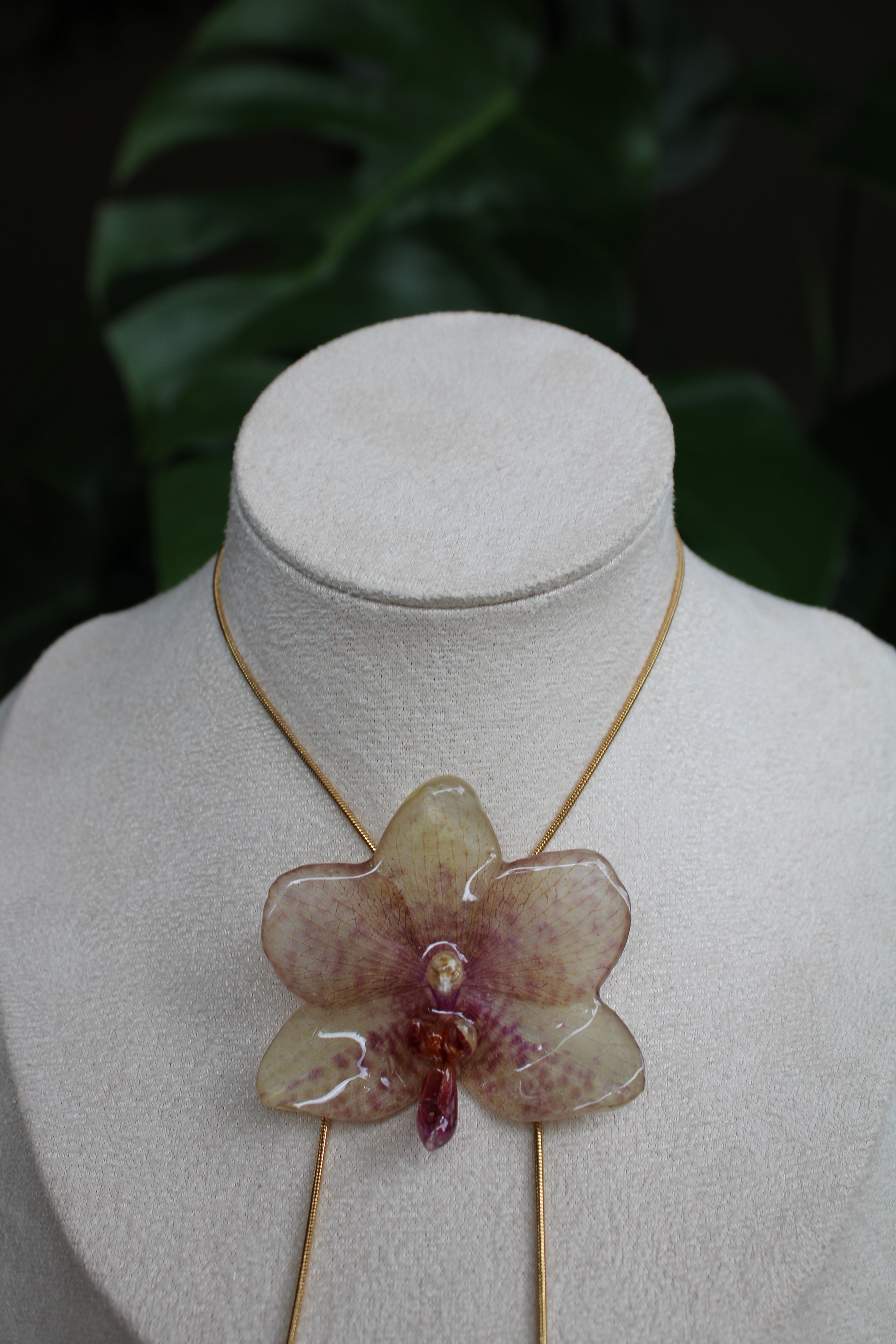 Halskette echte Orchideenblüte gelb, lila handgemacht, größenverstellbar mit Schieberegler