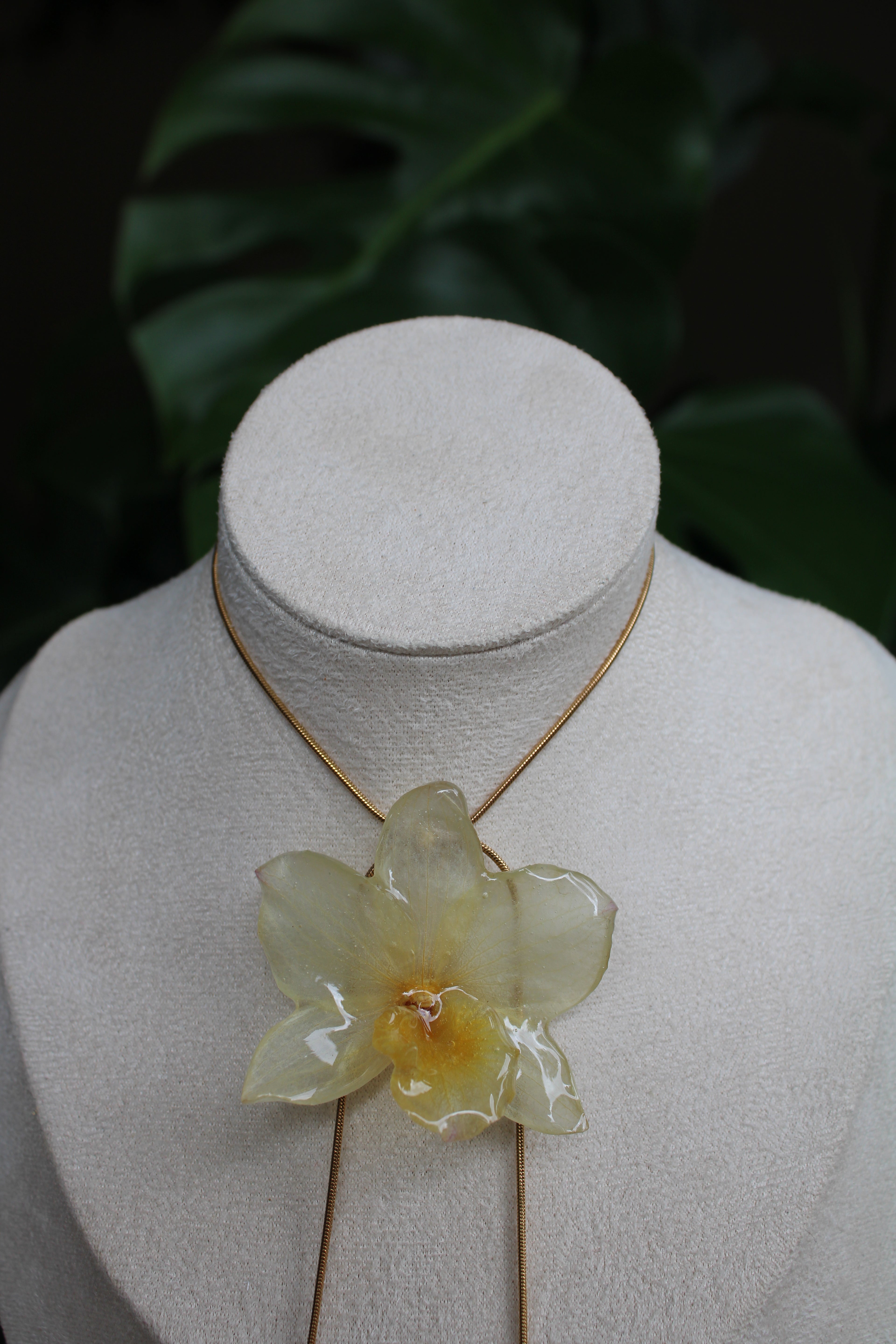Halskette echte Orchideenblüte gelb handgemacht, größenverstellbar mit Schieberegler