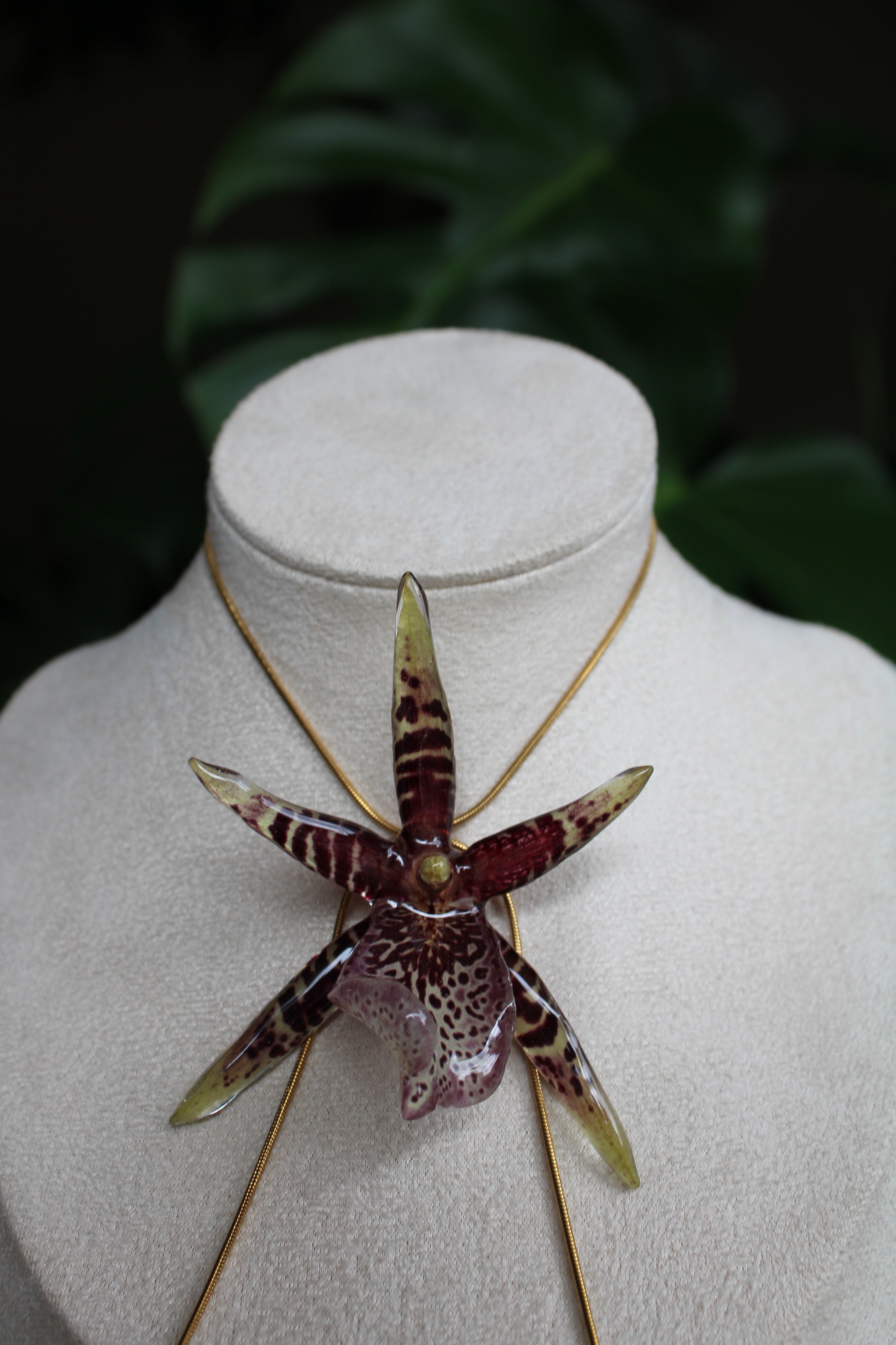 Halskette echte Orchideenblüte gelb, lila, dunkelrot handgemacht, größenverstellbar mit Schieberegler