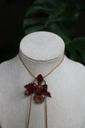 Halskette echte Orchideenblüte dunkelrot, gelb handgemacht, größenverstellbar mit Schieberegler