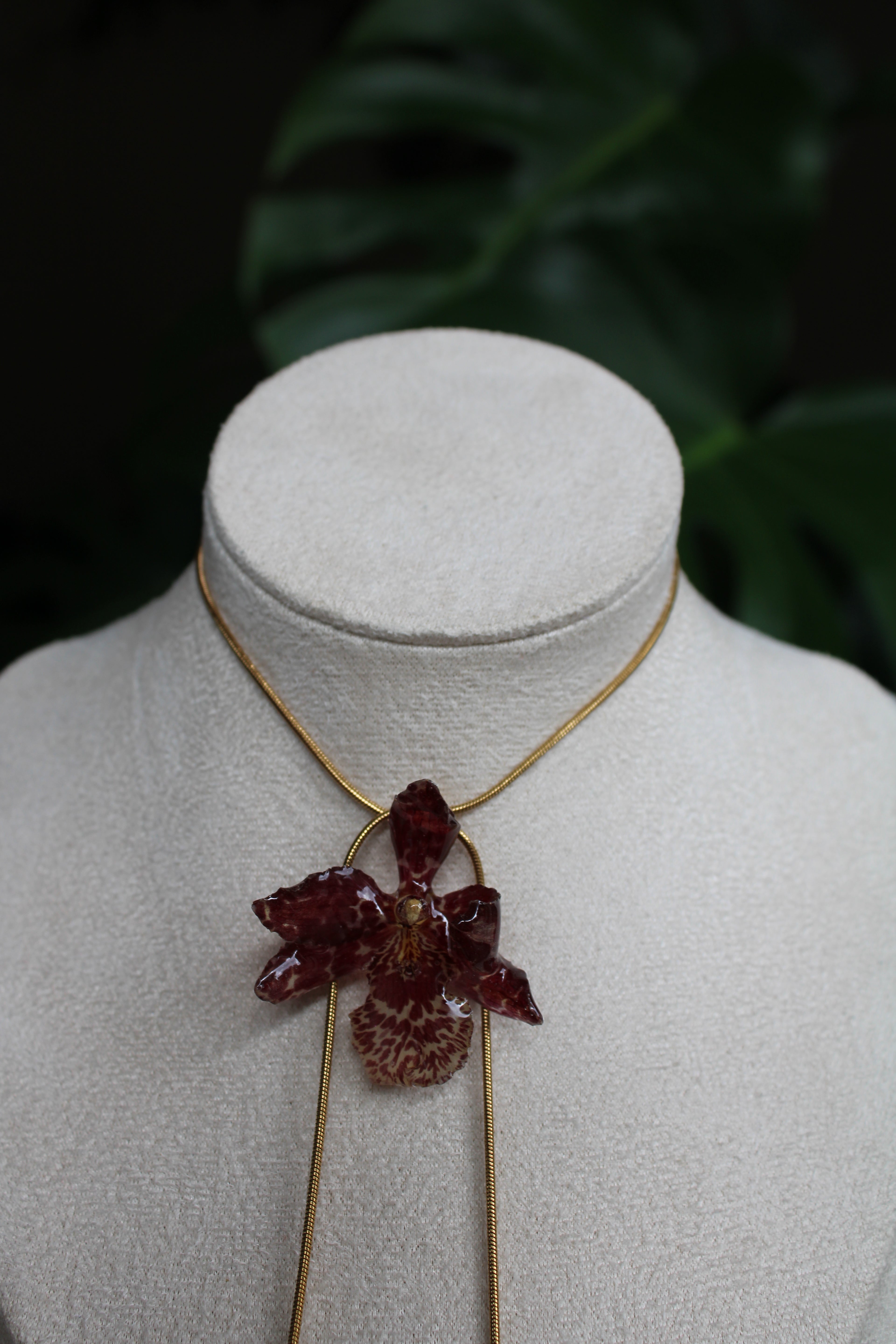 Halskette echte Orchideenblüte dunkelrot, gelb handgemacht, größenverstellbar mit Schieberegler