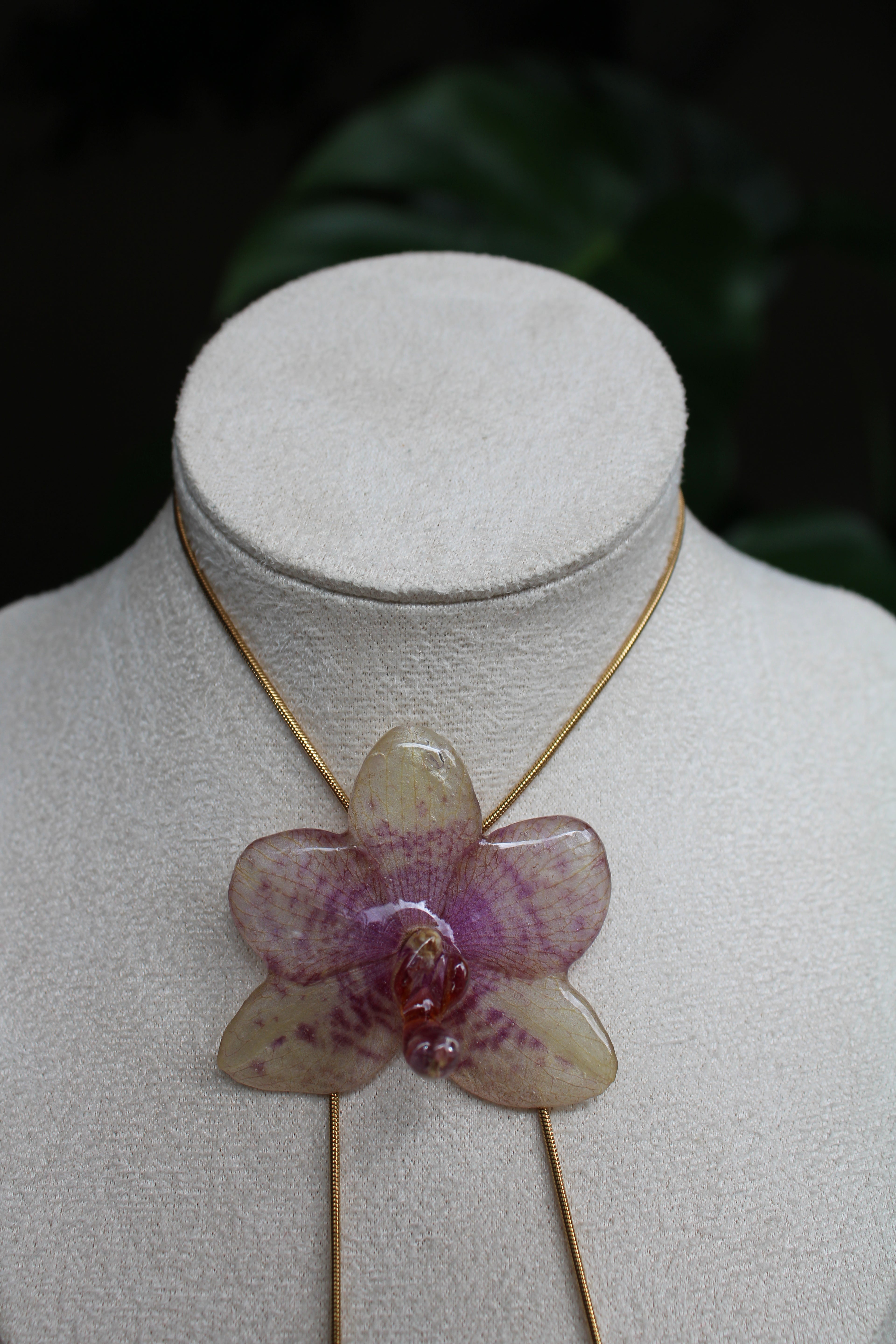 Halskette echte Orchideenblüte gelb, lila handgemacht, größenverstellbar mit Schieberegler